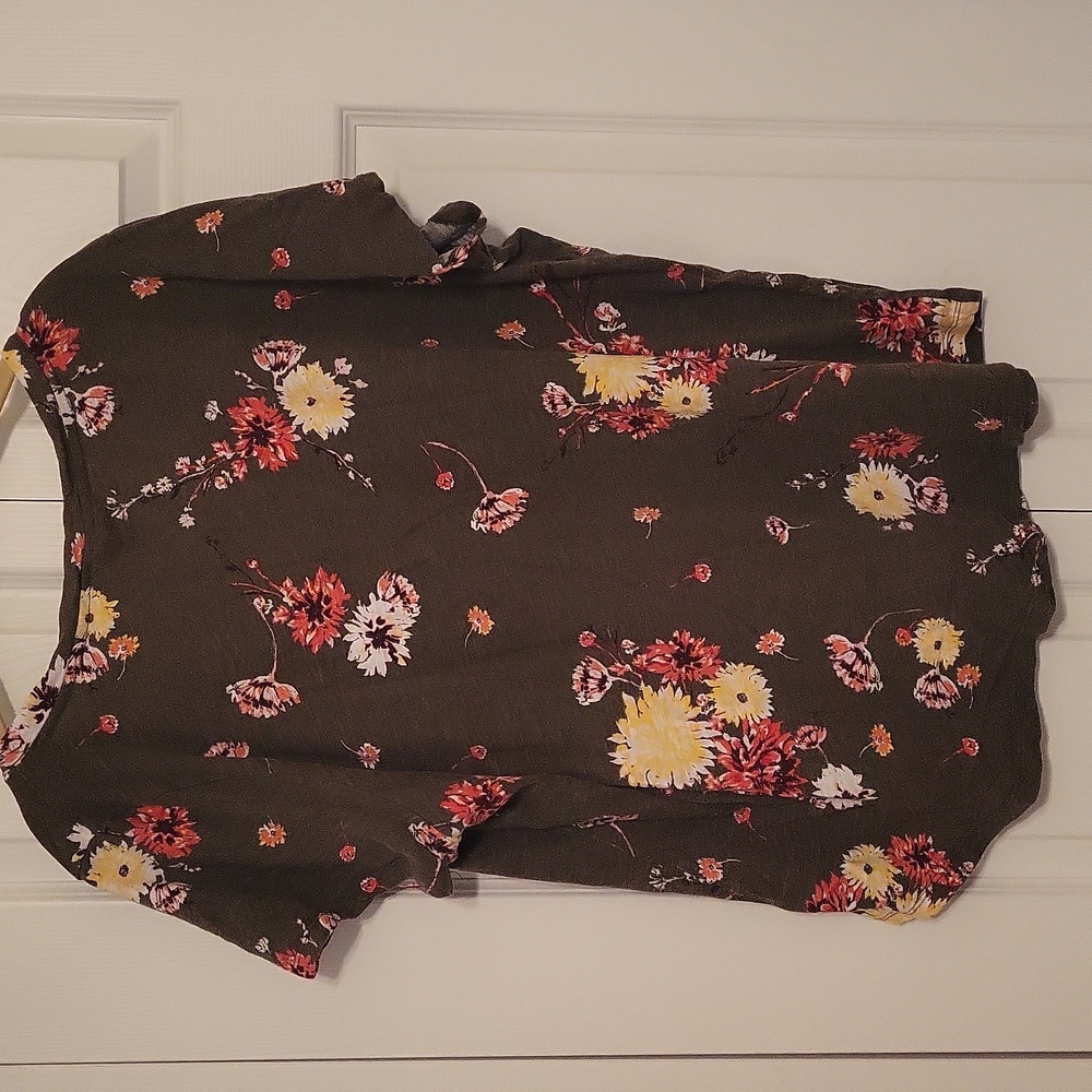 Torrid Floral V-Neck Short Sleeve Top - Picture 6 of 6